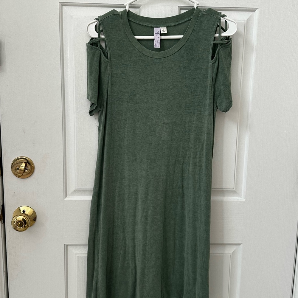 Alya Forest Green Cold Shoulder Midi Dress